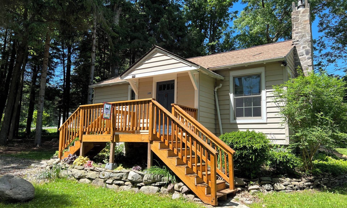 Canadensis Cottage | Private & Relaxing backyard Hot Tub, Fire pit, nap under the trees in a Hammock