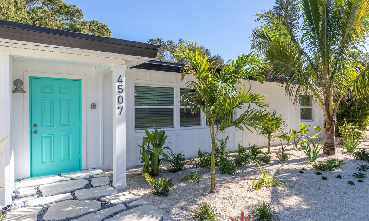 Whitney Beach House | PROMO 5% WEEKLY AND 10% MONTHLY DISCOUNT Private Beach Back Yard ! 5 BR 2 Bath
