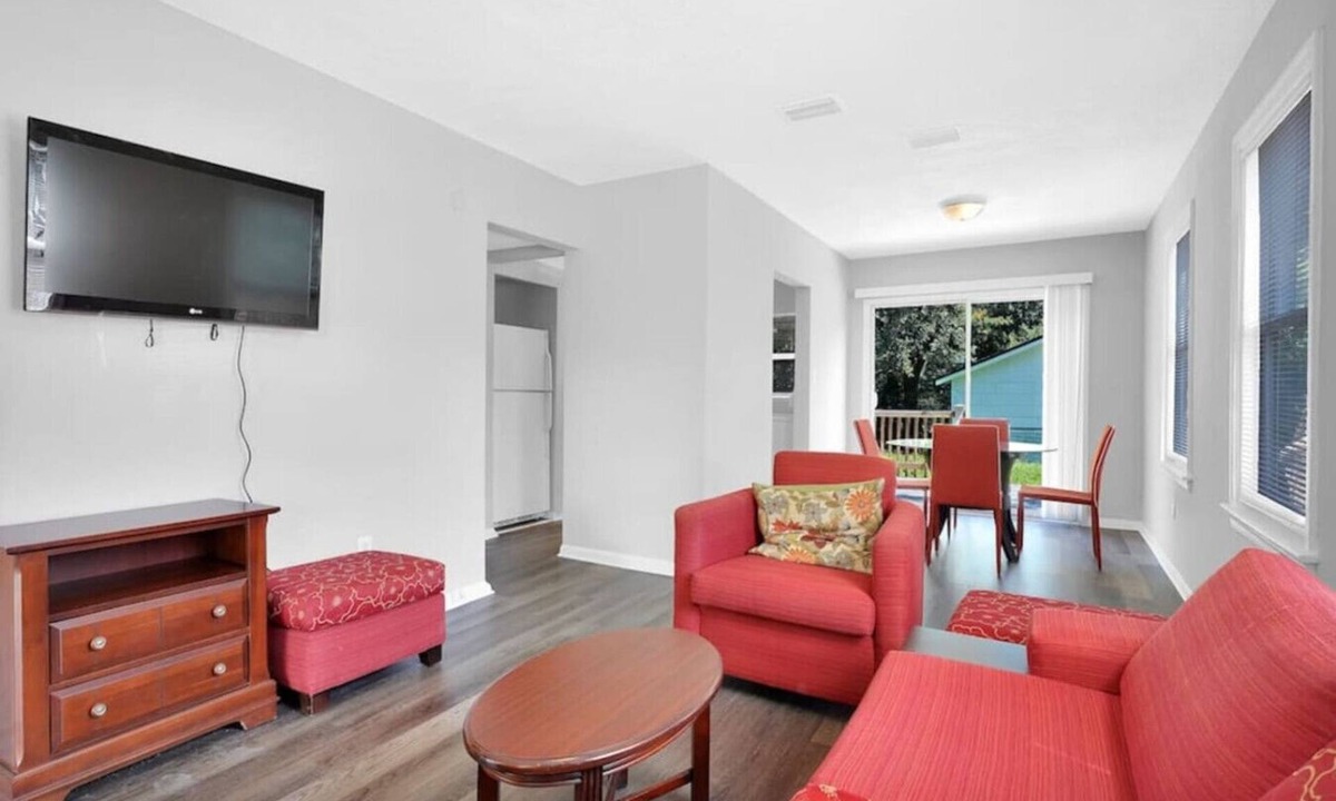 Lakeshore South House | ~Quaint Bungalow Sleeps 6 Near Stadium~