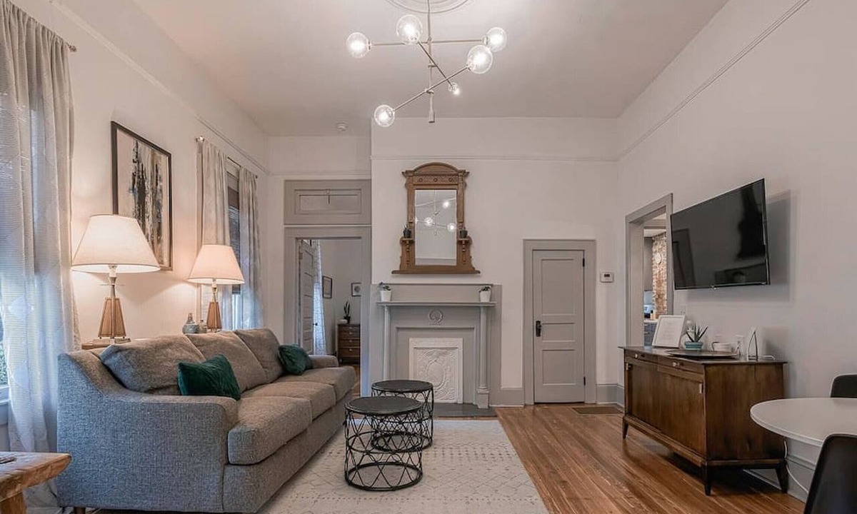 Earlewood Apartment | Queen Anne Victorian - Eclectic Apartment