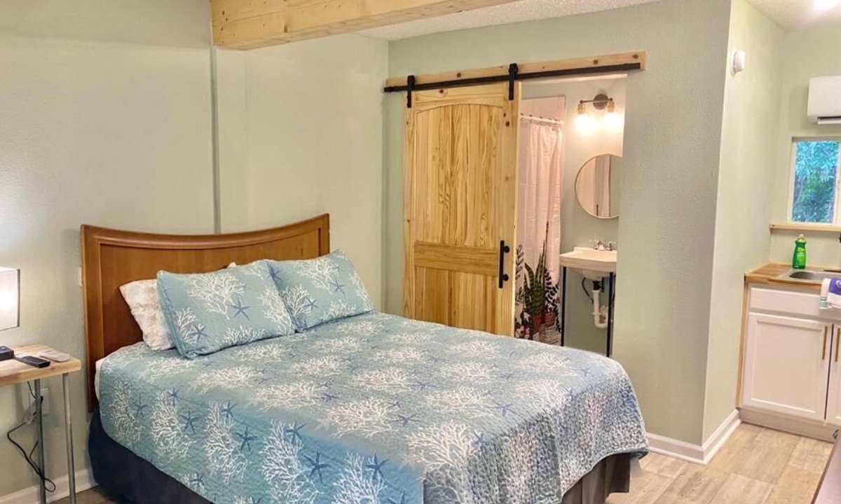 Panacea Apartment | Queen Kitchenette by the Bay #17