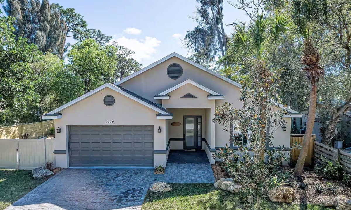 South Sarasota House | Quiet and Relaxing 3 Bed House With Pool in Sarasota Close to Siesta Key Beach