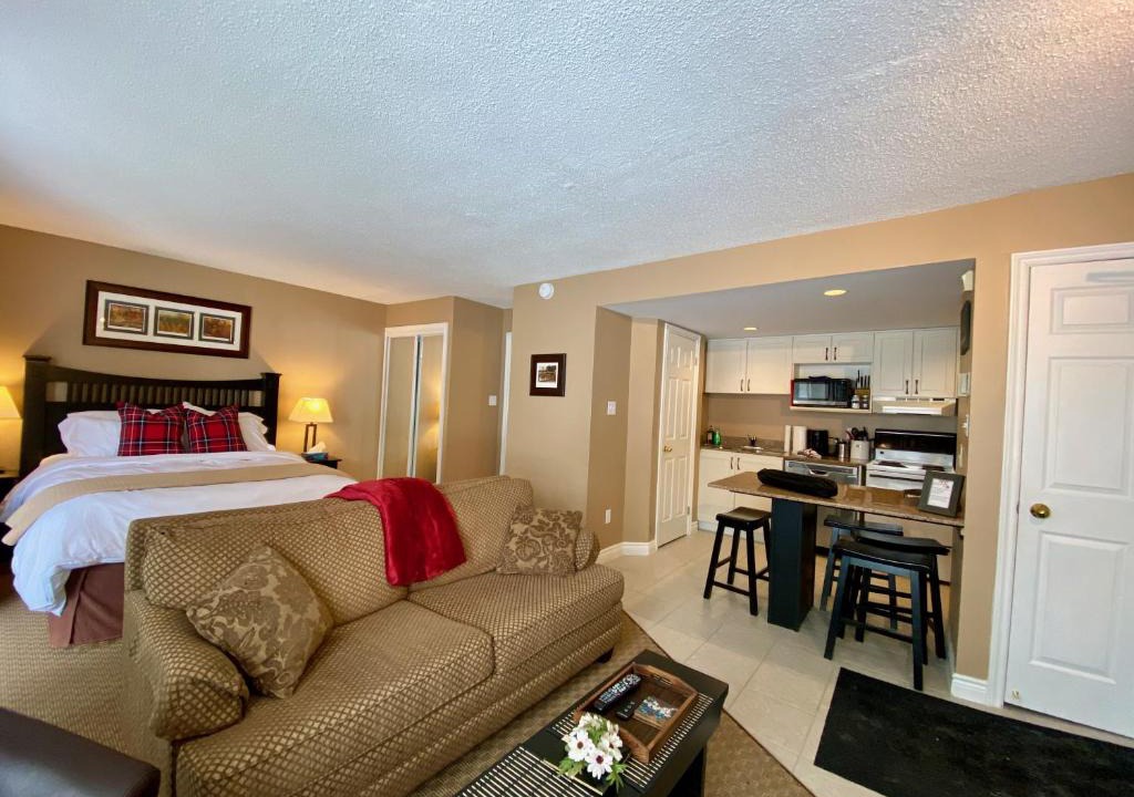 Craigleith House | Quiet Hillside Studio - Wifi, Pool, Close to The Village