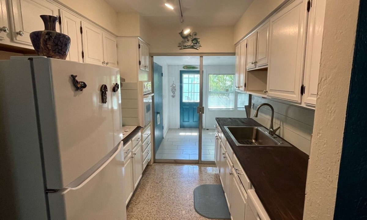 Bayview House | Quiet home moments from a nature preserve, marina and beaches “Pet friendly”