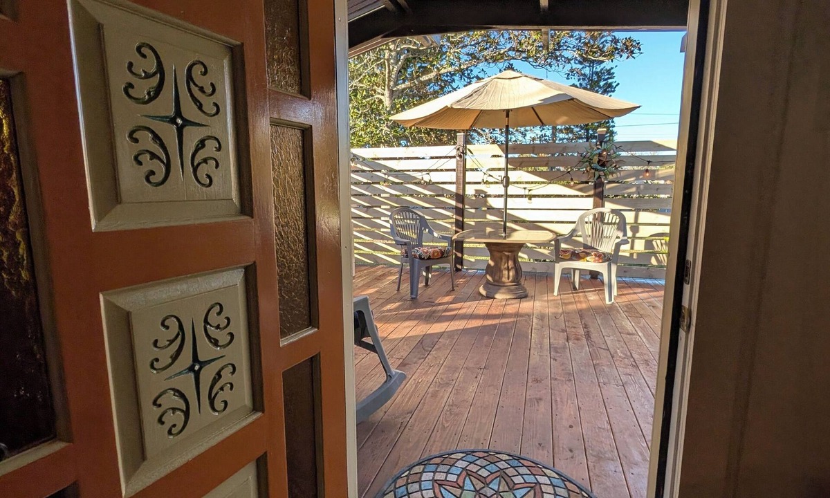 New Smyrna Beach House | Quirky Pine Cottage - Peaceful Mainland Retreat in New Smyrna Beach