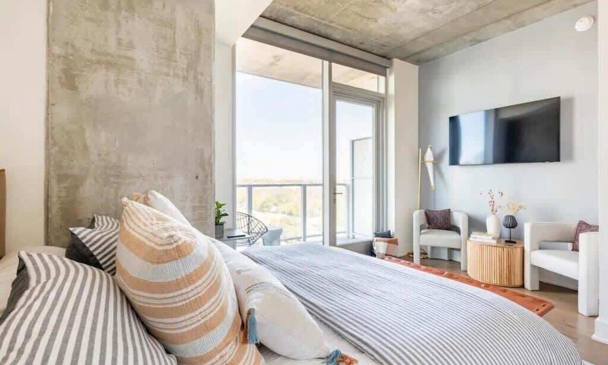 Rainey Street Historic District Apartment | 🎶 Rainey St Studio with Rooftop Pool + Skyline Views | Natiivo Honor 🌇