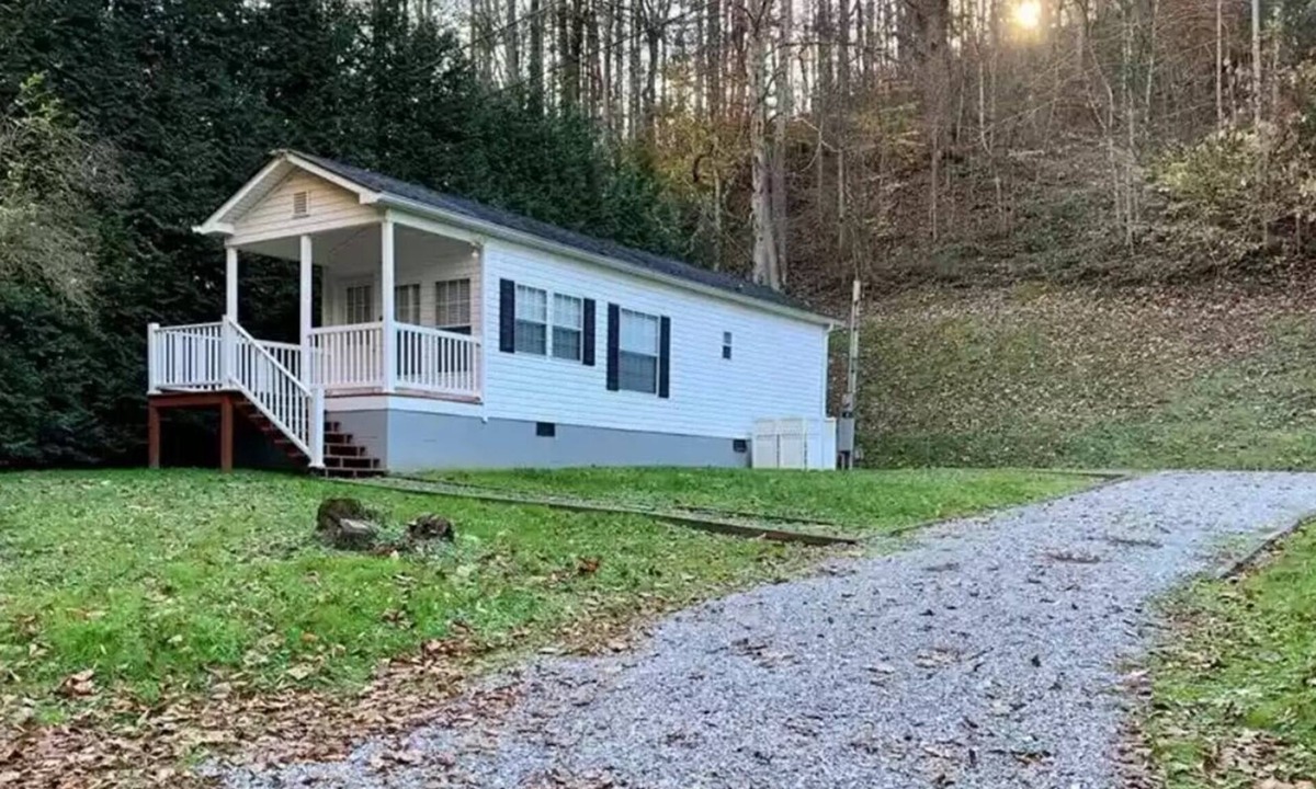 Canada Cottage | Recently Updated - Cozy Creekside Tiny Home w/Full Kitchen; Walk to Distillery