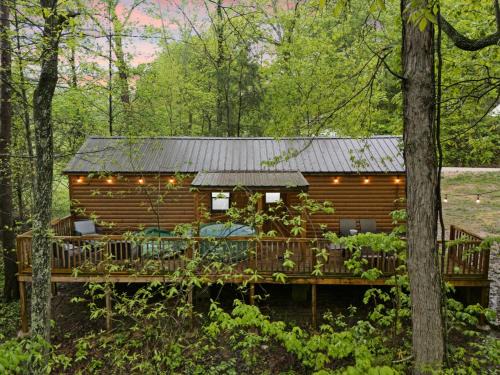 Stanton House | Red River Gorge Creekside Cabin, Hot Tub, Shared Bathhouse