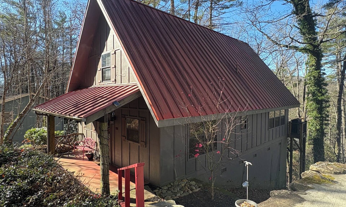 Mirror Lake Cabin | Red Top Treehouse Cabin in Mirror Lake and minutes to downtown-Dog Friendly!