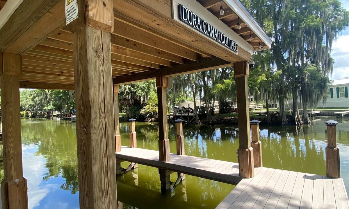 Tavares House | Relax on the Dora Canal w/Dock, Kayaks & Fire pit (Pontoon Rental option)
