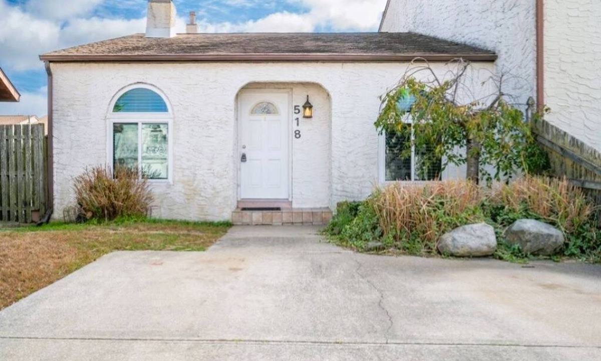 Southend House | Relaxing Beach House Close to Cove Beach. Pet Friendly. Now booking 2026.