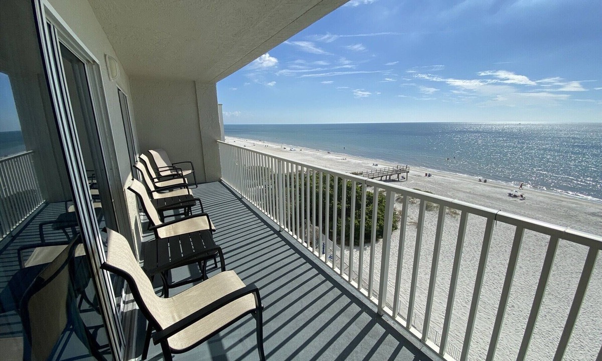 Redington Shores Condo | Relaxing Beachfront Condo w/Gulf View, Top-Floor, Great Balcony Seating, Pool
