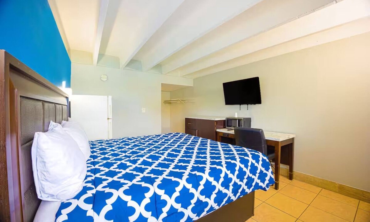 Merritt Island Hotel | Relaxing Clean Space King Room for Exploring Cocoa Beach – Ideal Couples Retreat