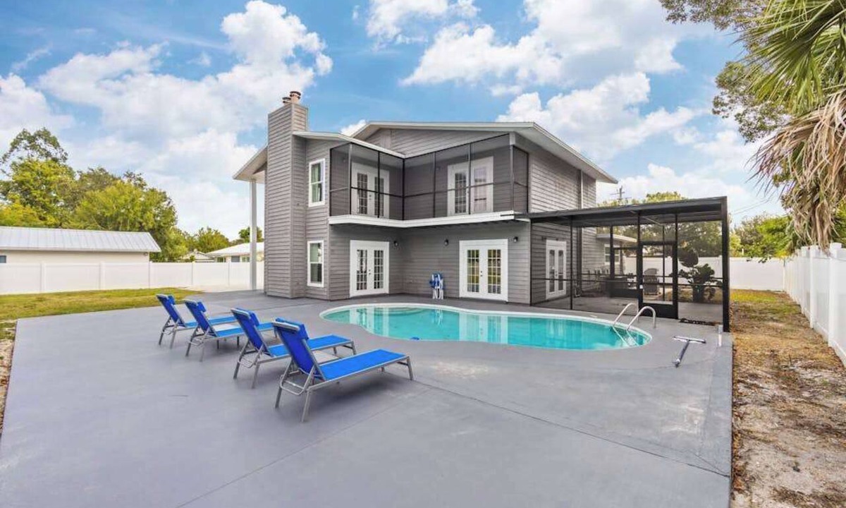 Bradenton House | Renovated home, private pool, screened patio, & WD