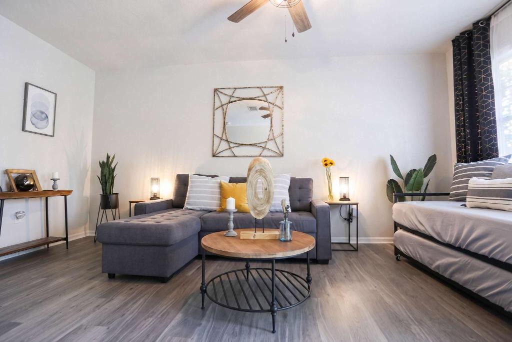 Gainesville House | Renovated Modern Industrial Suite 2 BR Condo