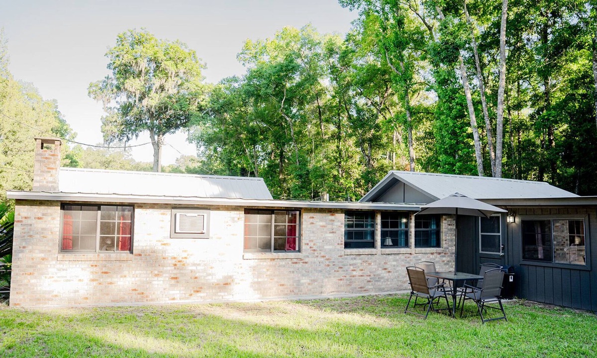 Old Town House | River House in Old Town FL with AC and Wi-Fi, Secluded BUT NOT remote, Enjoy!