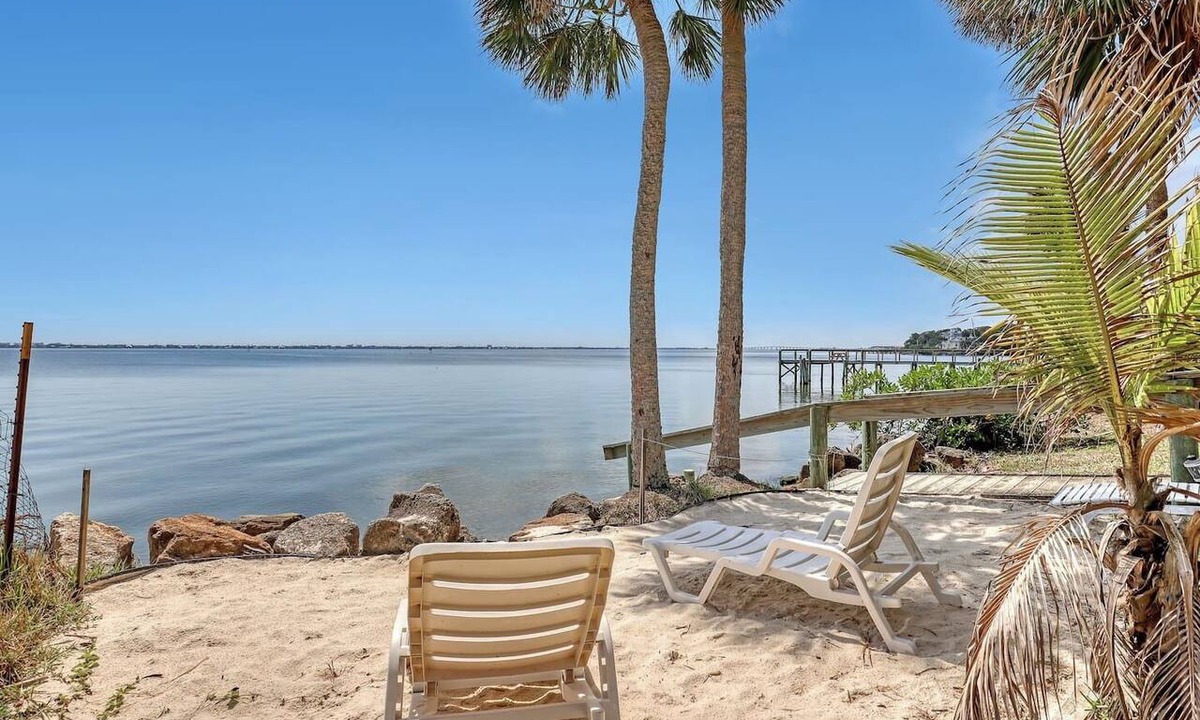 Tropic Apartment | River Views Full Apt 1bd/1ba Kayaks & Walk to EGAD