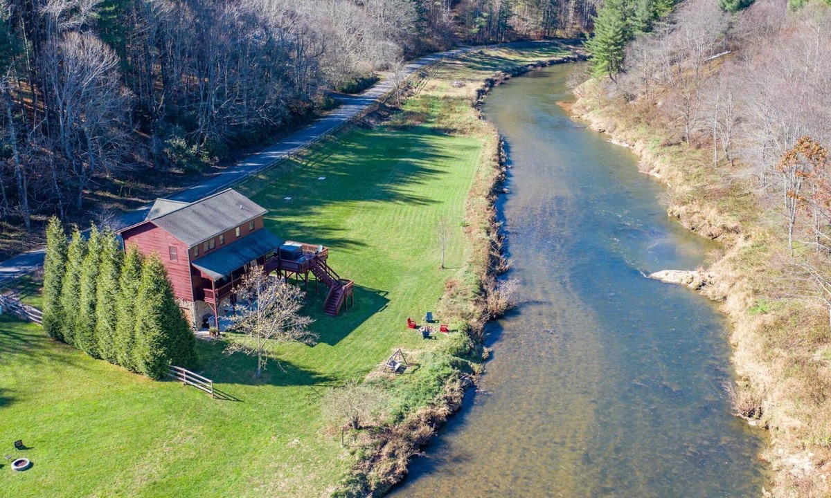 Todd House | Riverbend Retreat - New River frontage, hot tub, pool table!