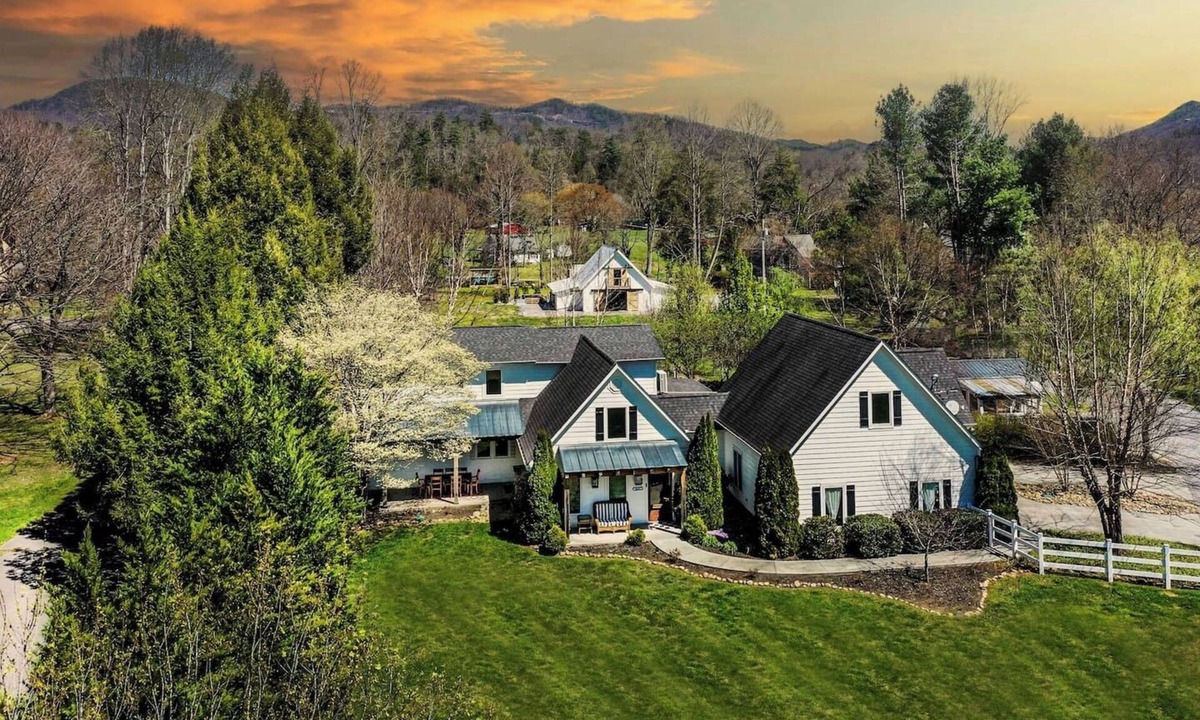 Townsend House | Riverfront getaway, Walking distance to Awesome!