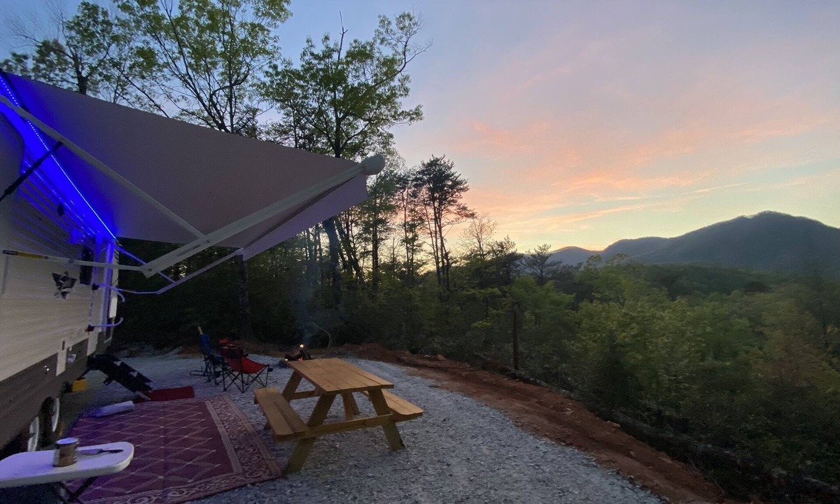 Cleveland House | Riversong Grove - 20 acres + King Bed