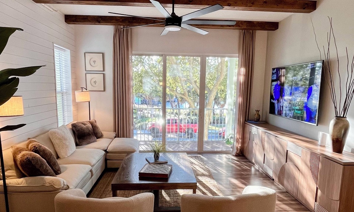 Downtown Tampa Condo | Riverwalk Condo 1 Bedroom Suite Balcony Water Views