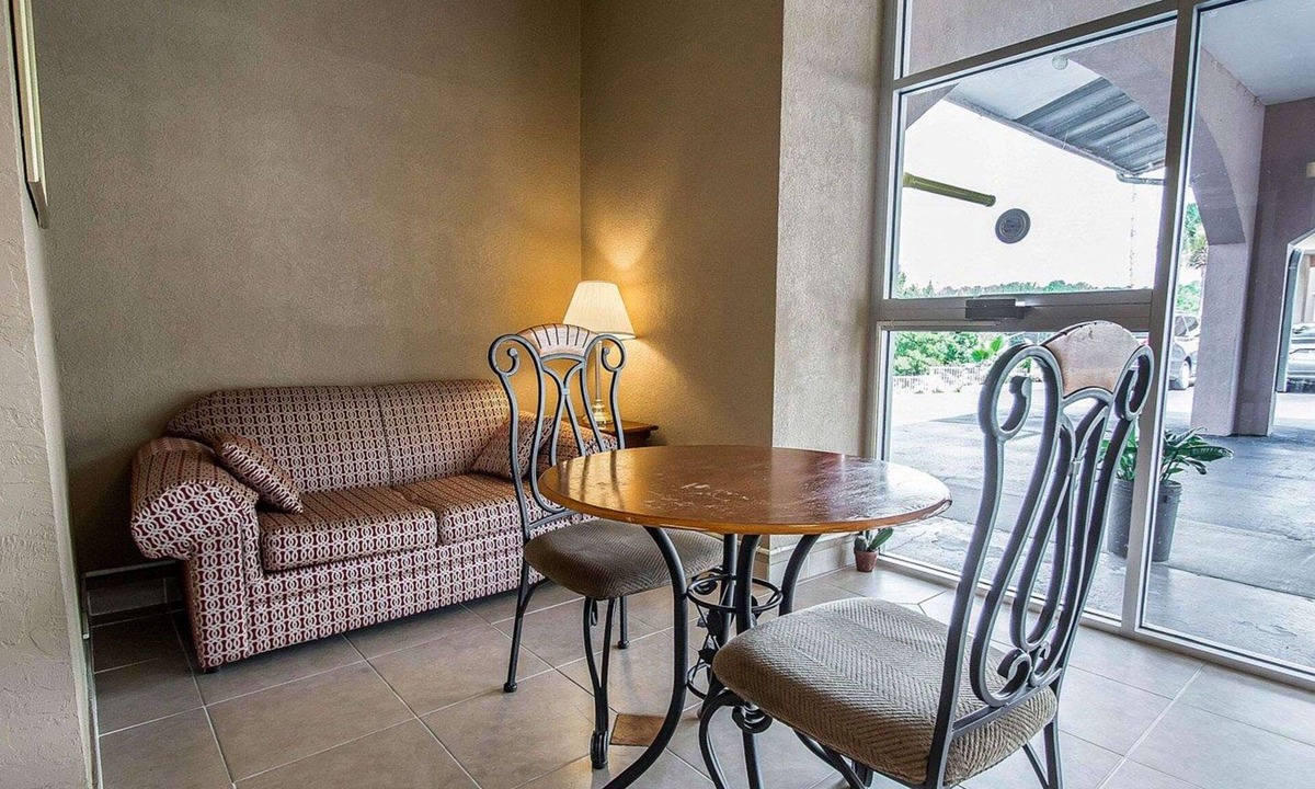 Gainesville Hotel | Rodeway Inn Gainesville - University Area