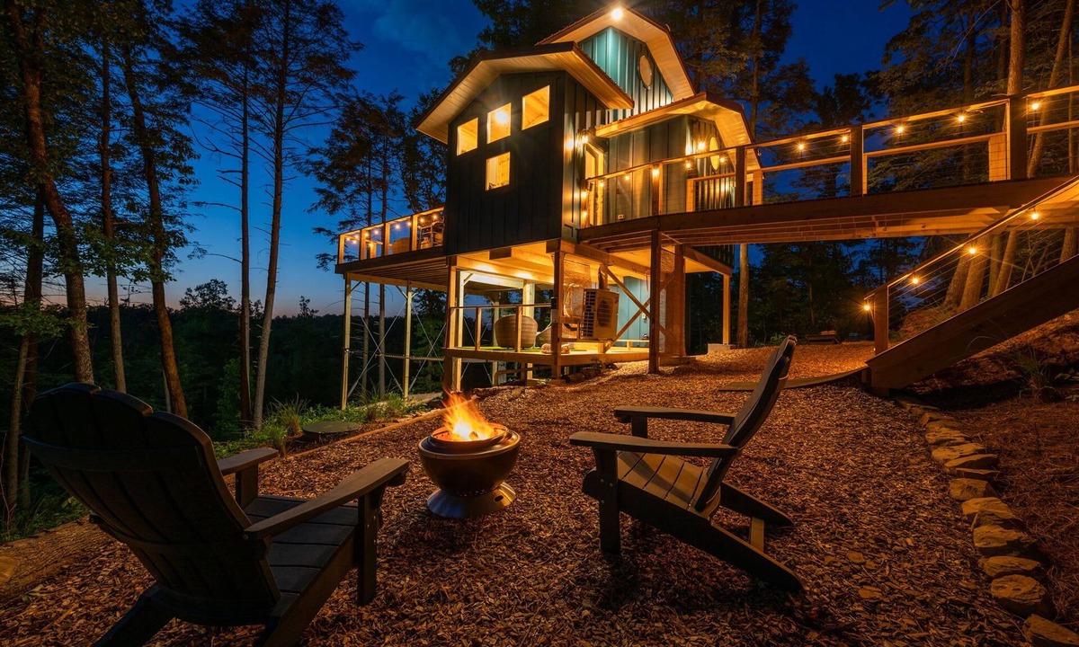 Campton Cabin | Romantic Forest Birdhouse Hot Tub Loftnet Firepit
