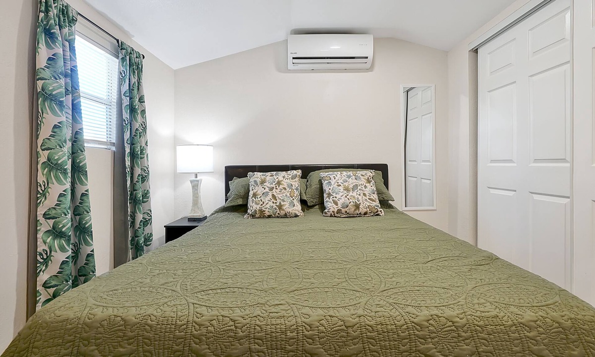 Bearss Plaza Apartment | Romantic Guest Suite - Near Downtown & Stadium - High-Speed WiFi