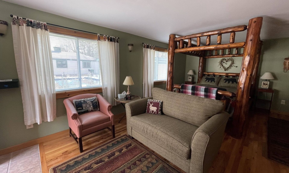 Town of Webb Cottage | Romantic, Large Studio with Rustic Queen Size Bed and Decor