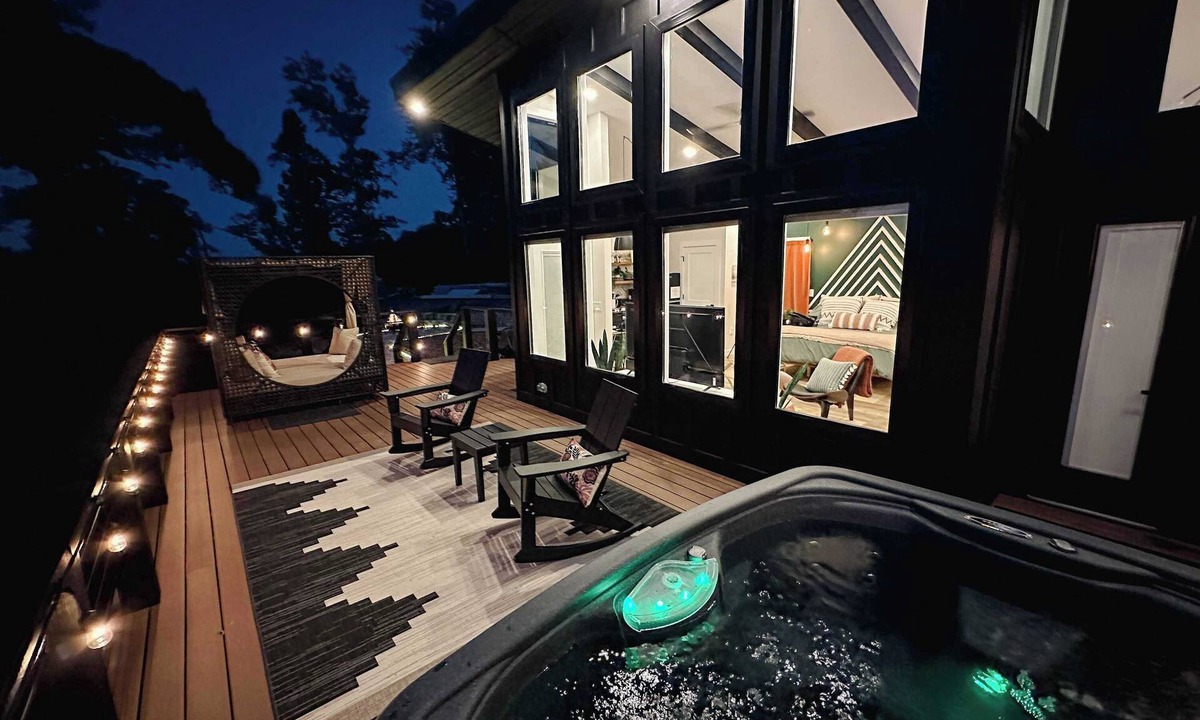 Campton Cabin | Romantic Pet-Friendly RRG Cabin w/Hot Tub Sunsets