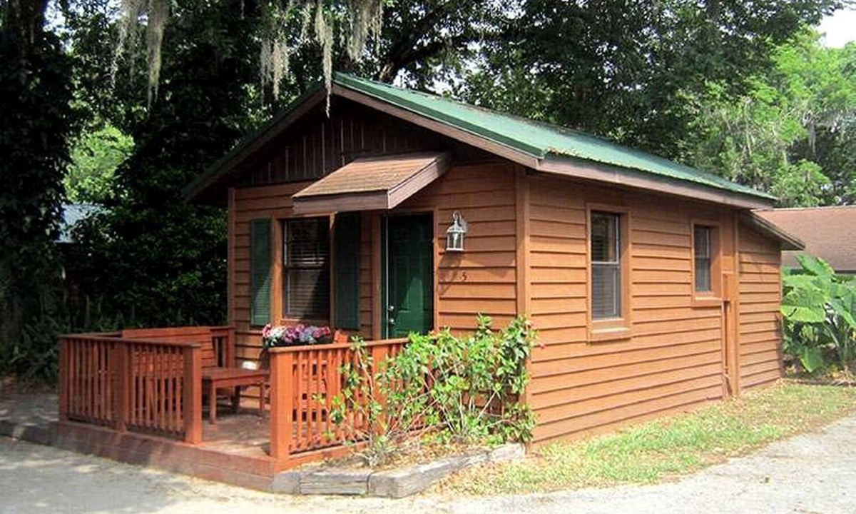 Inverness Cabin | Rural Wooden Cabin Ideal for Two in Inverness, Florida