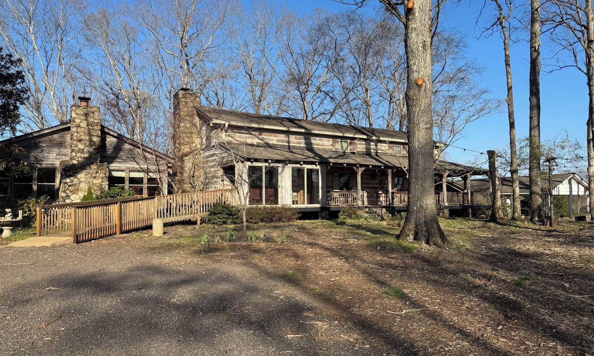 Anderson Cabin | Rustic 4-bedroom cabin on 180-acre horse farm near Anderson, South Carolina