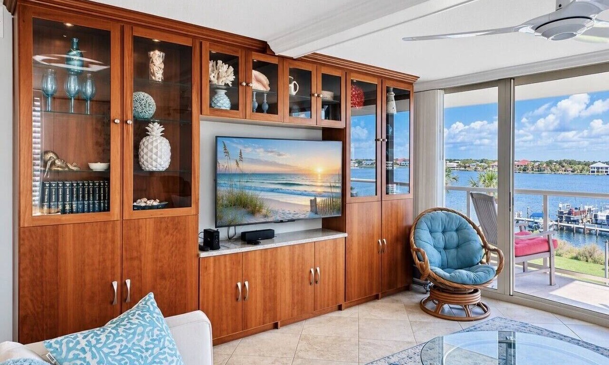 Villa Sabine Condo | Sabine 3D Waterfront Bay Views Sleeps 6