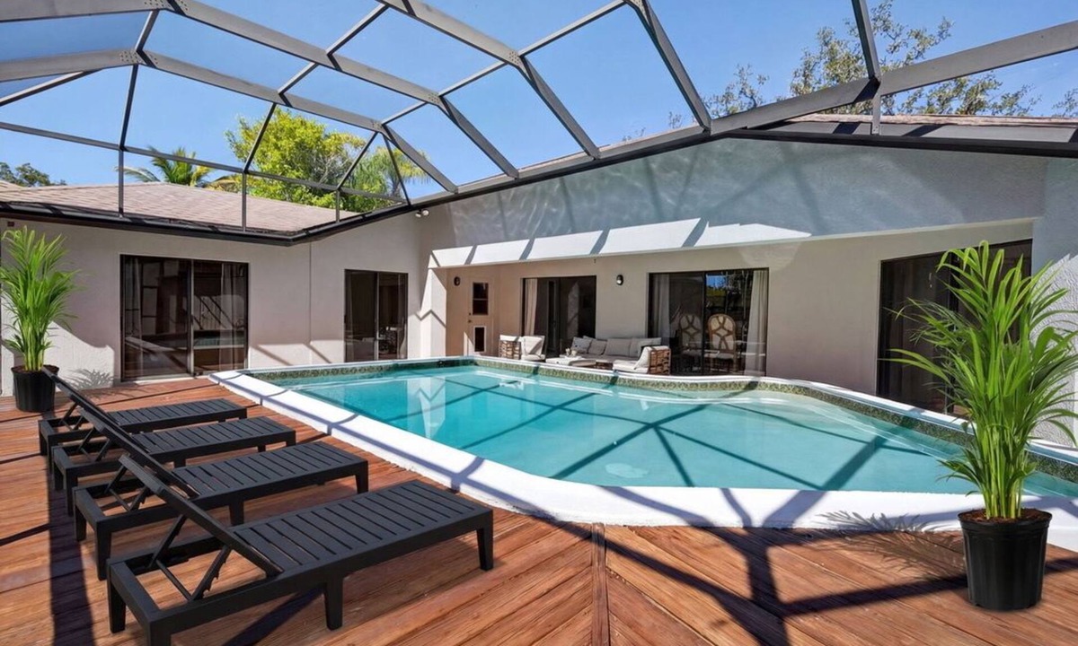 South Sarasota House | Sand & Sea Retreat, Private Heated Pool. Spacious Luxury Home