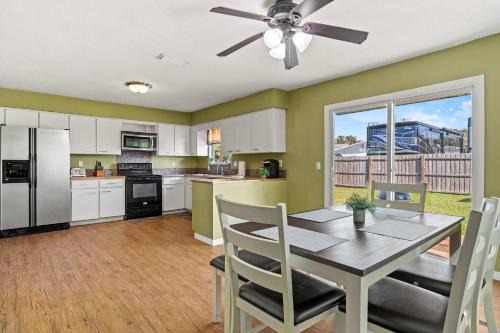 Memphis House | Sarasota Bradenton Getaway 3BR Sleeps 10