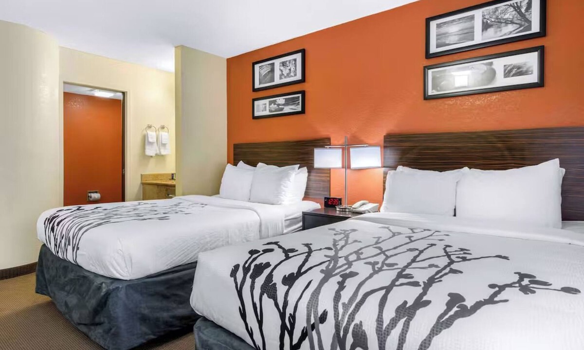 Bayou Oaks Hotel | Sarasota Room w/2 Double Beds Near The Ringling Museum – Just 0.6 Miles Away!