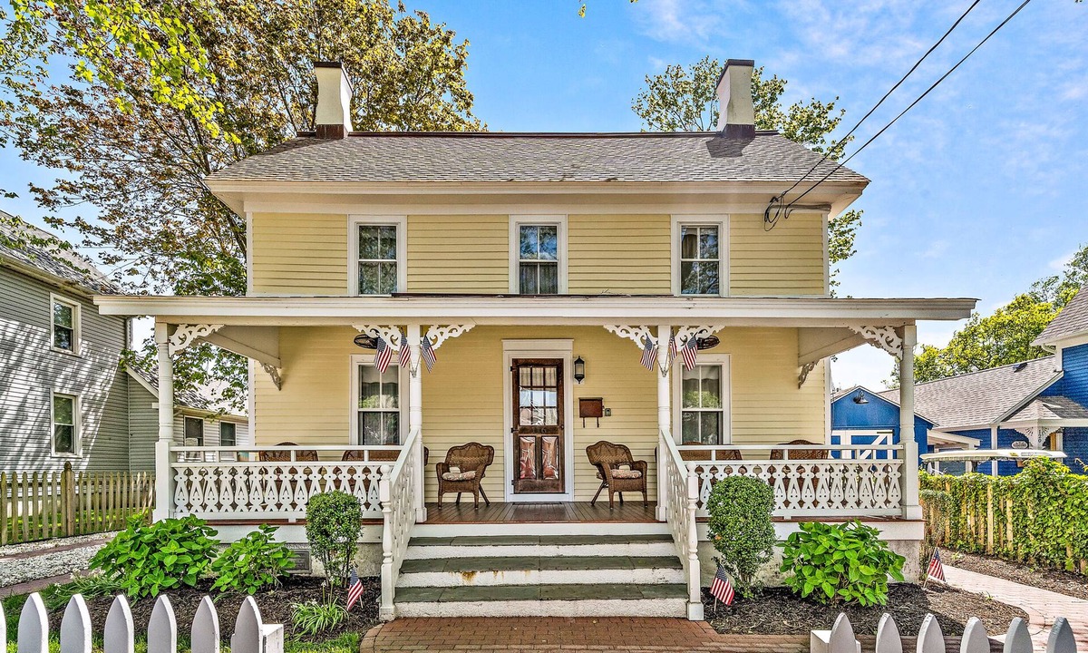 West Cape May Cottage | Sea Horse Cottage-5 Bedrooms, 3 Full Baths, 2 Half Baths, Sleeps 13