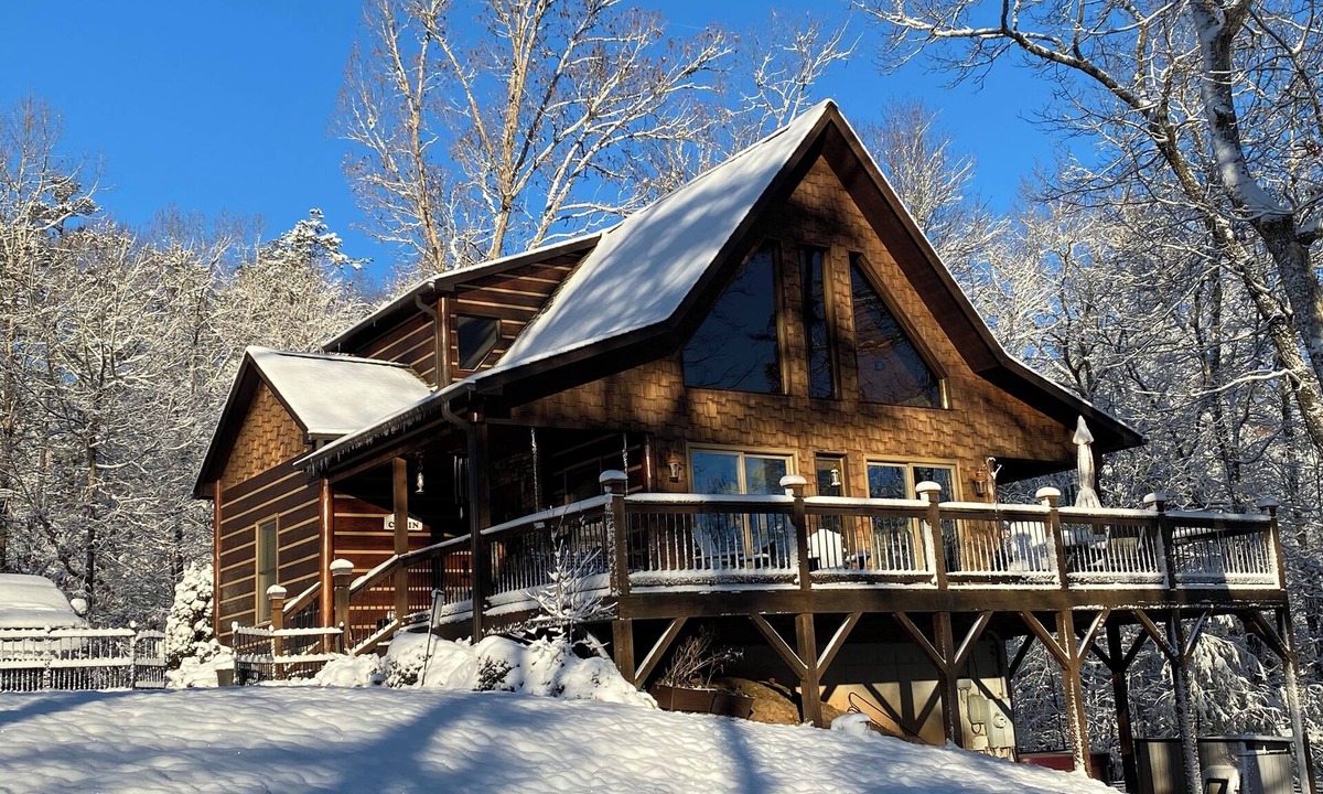 Murphy Cabin | Serene Luxury Mountain Cabin l Hot Tub, Stunning Views & Designer Comforts