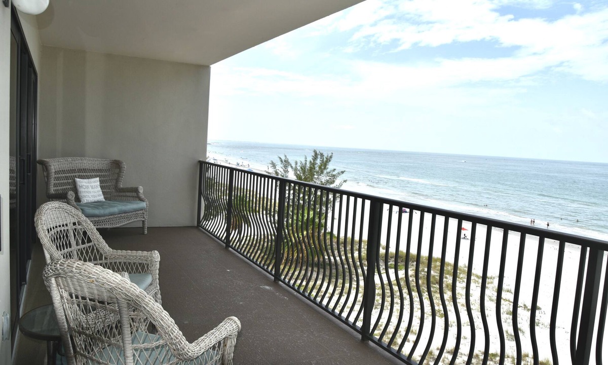Madeira Beach Condo | Serene Madeira Beach's best spot to relax! 1/2 mile to John's Pass, dogs ok