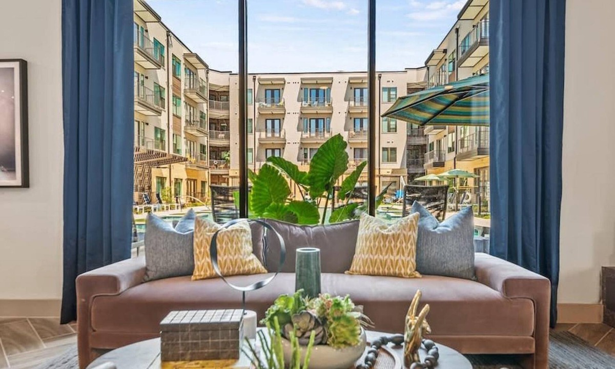 Highland Apartment | Serene West Downtown Studio w Washer Dryer