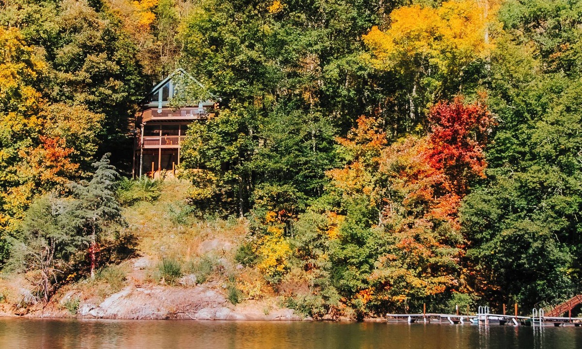 Tuckasegee Cabin | Serenity on Cedar-Lakefront Log Cabin- 10 boats, Foosball, Swim, Fish & Boat