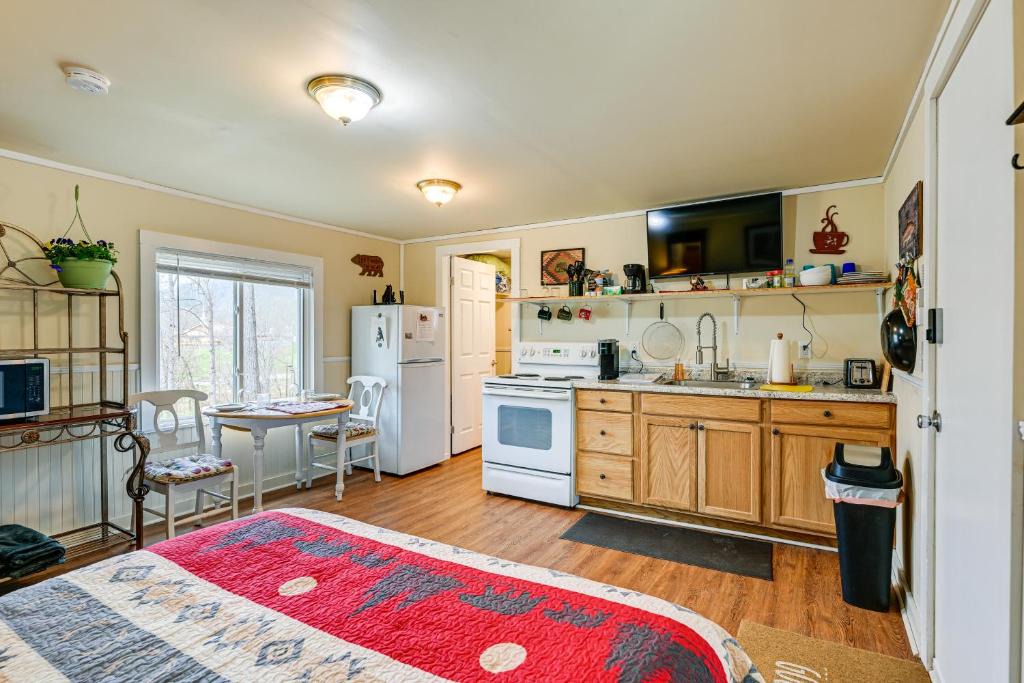 Qualla Apartment | Shared Hot Tub & Fire Pit: Tranquil Whittier Gem!