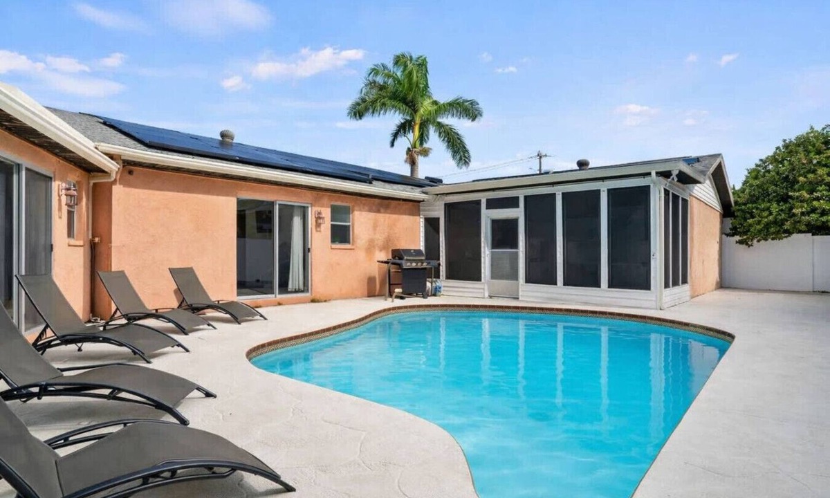 Palmetto House | Siesta Key Pool BBQ Mini Putt 3BR 2BA Sleep 12