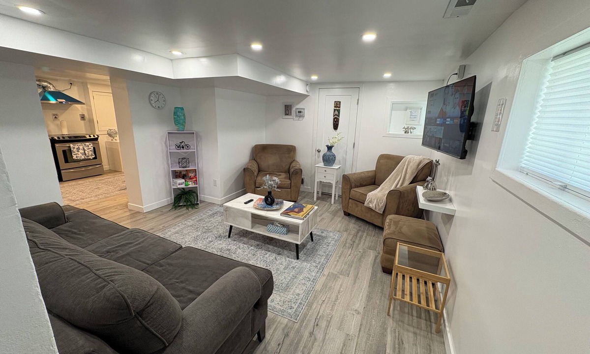 Kingston House | Silverado Suite: Modern Quiet 2BR Queen's Downtown + Parking