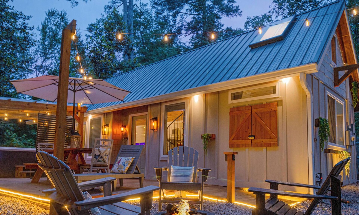 Columbia House | Skylight Spa Cottage - USC, Fort J, Stadium