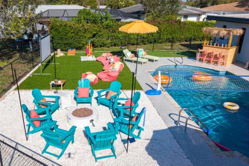 Bradenton House | Sleeps 12 Game Room Theatre Tiki Bar Pool