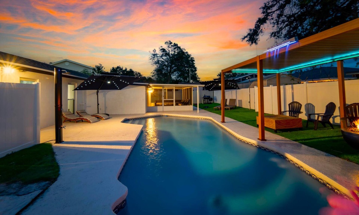 Egypt Lake-Leto House | Sleeps 17/Private Beach & Heated pool /mins to Downtown /Buccs /Bush Gardens/Zoo