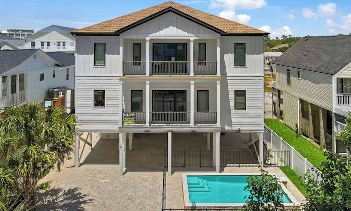 Windy Hill House | Sleeps 28 - Blue Whale: Pool, 12 BR & 4 Kitchens