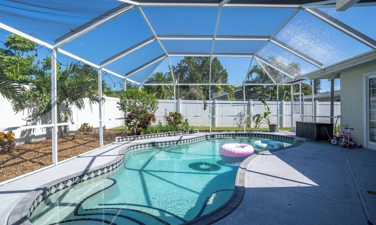 Whitfield House | Sleeps 7-Heated Saltwater Pool-Near Beach, Airport