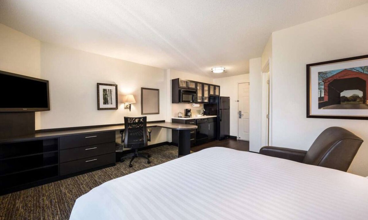 South Hills Hotel | Smart Queen Studio Suite | Full Kitchen, BBQ, 1.7 mi to The Mall at Robinson